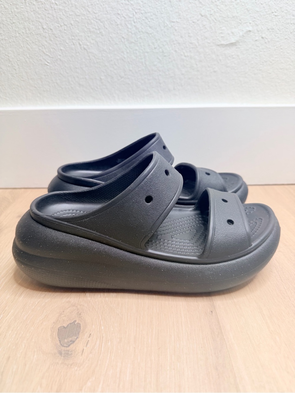 NEW ✨ CROCS ‘Classic Crush Platform’ Black Sandals M6|W8